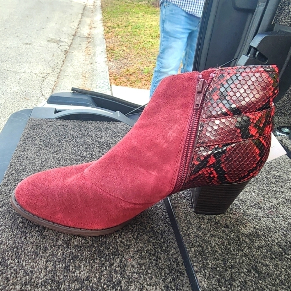 Vionic suede botties PERFECT SHAPE